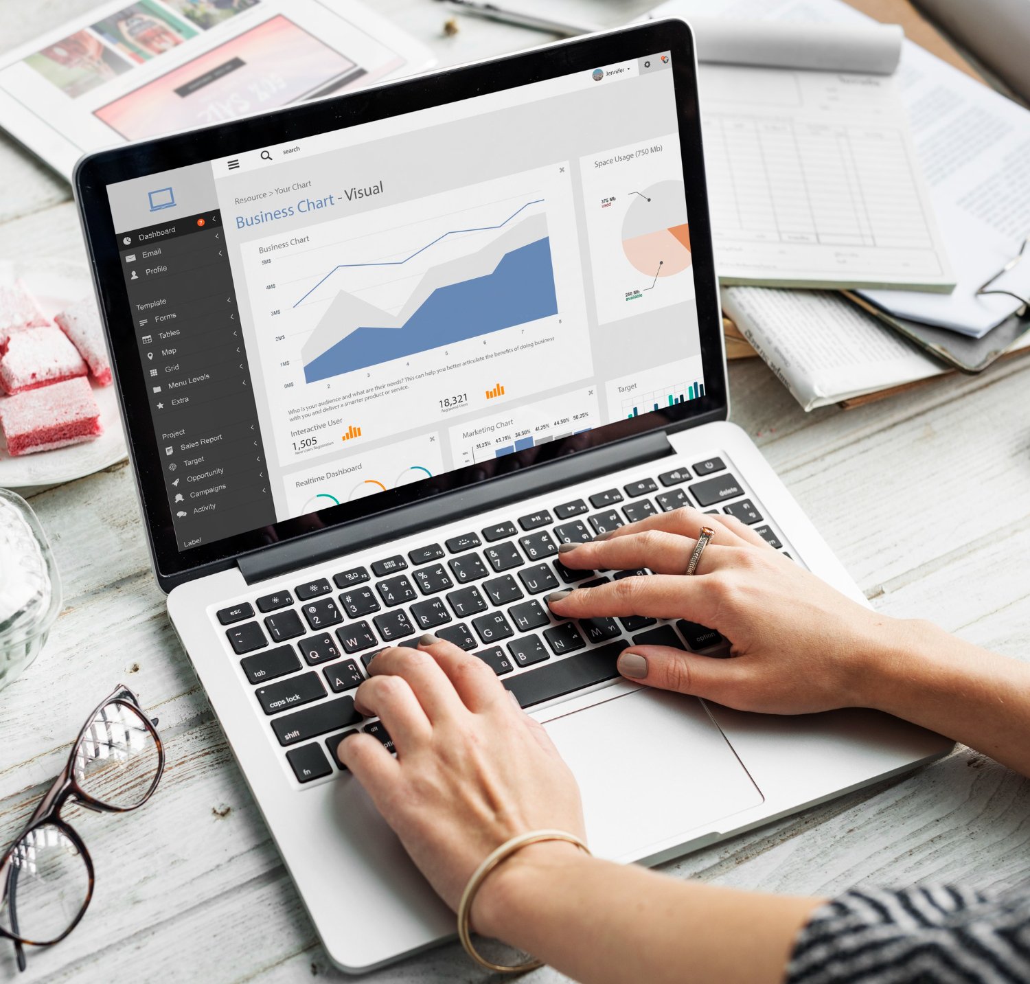 Persona analizza grafico rendimento campagna Google Ads che mostra in modo semplice una campagna digitale visualizzata su computer.